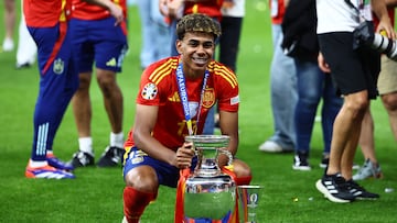 Berlin (Germany), 14/07/2024.- Lamine Yamal of Spain celebrates with the EURO trophy and the best young player trophy after winning the UEFA EURO 2024 final soccer match between Spain and England, in Berlin, Germany, 14 July 2024. (Alemania, España) EFE/EPA/FILIP SINGER
