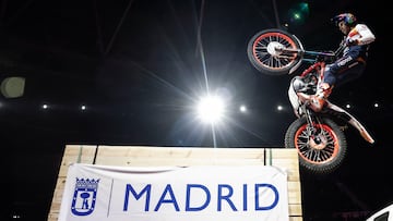 El piloto español Toni Bou compite durante la segunda prueba del Campeonato Mundial de X-Trial celebrada este sábado en Madrid.