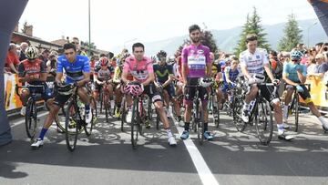 Los ciclistas guardan un minuto de silencio en la salida de Rovetta antes de la 16&ordf; etapa del Giro de Italia en memoria de Nicky Hayden, Julia Viellehner y las v&iacute;ctimas de los ataques de Manchester.