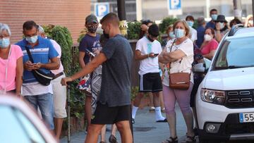 MADRID, 26/08/2020.- Varios vecinos hacen cola ante un centro sanitario para realizarse una prueba PCR en el distrito madrileño de Villaverde, este miércoles. El dispositivo de la Consejería de Sanidad de detección de coronavirus en asintomáticos de forma aleatoria entre personas de entre 15 y 49 años en zonas con más incidencia de la enfermedad vuelve al distrito este miércoles. EFE/Rodrigo Jiménez