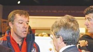 <b>CHARLA DISTENDIDA. </b>Sucedió en la inauguración de la nueva tienda del Atlético, que está en el Vicente Calderón. En un momento dado se juntaron Cerezo, Gil Marín, Toni Muñoz y Ferrando y dialogaron unos minutos sobre los últimos acontecimientos del club rojiblanco. El Atlético pasó el trago de la Copa y se centra en el Mallorca. En el fondo, los posibles fichajes que hará la entidad.