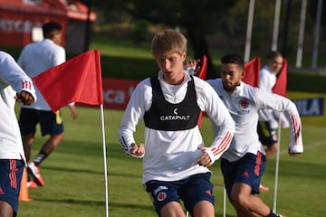 Con jugadores del FPC y Juan Fernando Quintero, Colombia inició su preparación para la triple fecha de Eliminatorias. El equipo de Reinaldo Rueda viajará este sábado a Bolivia.