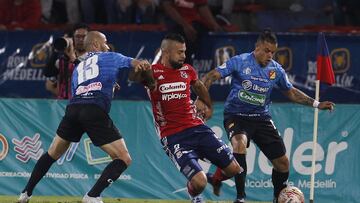 AME7977. MEDELLÍN (COLOMBIA), 04/12/2022.- Andrés Cadavid de Independiente Medellín disputa hoy el balón con Leonardo Castro (d) y Juan Pablo Zuluaga (i) del Deportivo Pereira, durante la ida de la final de la Liga Betplay de Colombia en el estadio Atanasio Girardot en Medellín (Colombia). EFE/Luis Eduardo Noriega A
