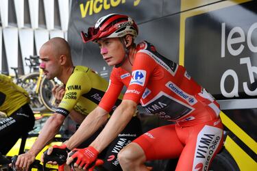 El maillot rojo Jonas Vingegaard durante el calentamiento previo a la salida en Bilbao. 