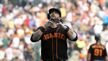 MEX3565. CIUDAD DE MÉXICO (MÉXICO), 29/04/2023.- Brandon Crawford de los San Francisco Giants celebra hoy un jonrón contra los San Diego Padres, durante un partido por la temporada regular 2023 de la MLB, en el estadio Alfredo Hart Helu de Ciudad de México (México). EFE/Madla Hartz
