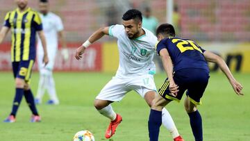 Ahli's defender Paulo Diaz (C) vies for the ball with Pakhtakor's midfielder Odiljon Hamrobekov during the AFC Champions League group D football match between Saudi's Al Ahli and Uzbekistan's Pakhtakor at the King Abdullah Sports City stadium in Jeddah on May 20, 2019. (Photo by - / AFP)