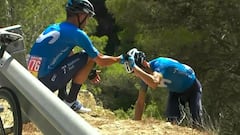 20-08-2021 El ciclista Alejandro Valverde (Movistar Team) tras caerse en la s&eacute;ptima etapa de La Vuelta 2021, ayudado por su compa&ntilde;ero Jos&eacute; Joaqu&iacute;n Rojas.
 
 El veterano ciclista espa&ntilde;ol Alejandro Valverde (Movistar Team) se ha ca&iacute;do este viernes en la s&eacute;ptima etapa de La Vuelta 2021, a 43 kil&oacute;metros de la meta y tras un ataque en el grupo de favoritos, y pese a estar dolorido ha podido reengancharse a la carrera.
 
 DEPORTES
 MOVISTAR TEAM
 