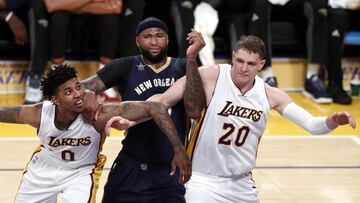 DeMarcus Cousins lucha un rebote con Timofey Mozgov y Nick Young.