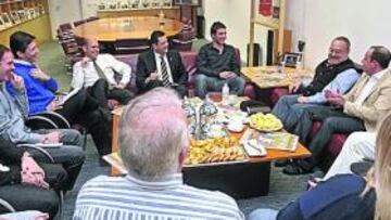 <b>MAL TRANCE Y BUEN HUMOR. </b>Higuaín llegó a AS con la mala noticia de sus tres semanas de baja muy fresca. Su buen humor no quedó afectado.