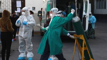 LIM01. AREQUIPA (PER&Uacute;), 22/07/2020. Pacientes son atendidos en las afueras de la zona de emergencia del Hospital Honorio Delgado debido a la falta de espacio, el 21 de julio de 2020 en Arequipa (Per&uacute;). El epicentro de la epidemia de la COVID-19 en Per&uacute; se ha trasladado a la ciudad sure&ntilde;a de Arequipa, donde se reportan hospitales abarrotados, falta de ox&iacute;geno y protestas de los ciudadanos contra las autoridades por una supuesta falta de previsi&oacute;n ante el avance de la enfermedad. EFE/Jorge Esquivel