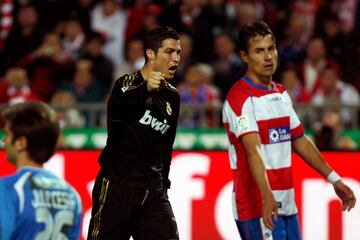 Cortés, junto a Cristiano Ronaldo durante un Granada - Real Madrid.