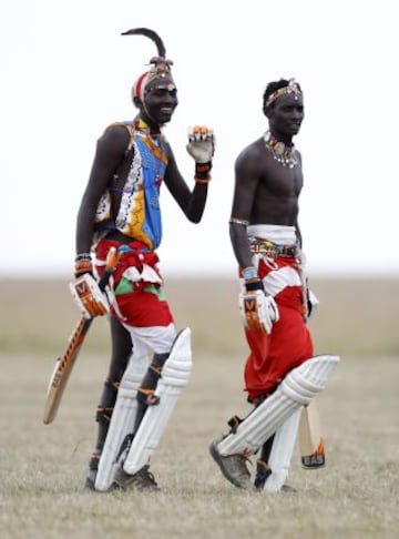 Partido de criquet entre los guerreros masai de criquet y los embajadores de criquet de la india durante un partido de criquet Twenty20 en Ol Pejeta Conservancy en el Parque Nacional de Laikipia