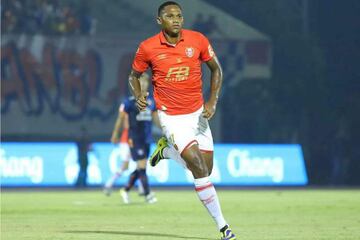 Tras portar las playeras de Motagua y Platense, el atacante catracho se fua a Tailandia, donde firmó contrato con el BEC Tero Sasana. 