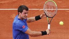 Pedro Mart&iacute;nez devuelve una bola durante su partido ante Stefanos Tsitsipas en Roland Garros.