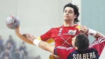 <b>NO SE ENCOGIÓ EL BRAZO. </b>Alberto Entrerríos dirigió con acierto a España y marcó cinco goles.