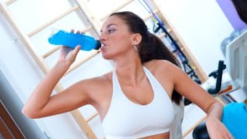 Para la hidratación ideal de los atletas, se han desarrollado las bebidas isotónicas. Son preparados que ayudan a reponer en tu cuerpo la cantidad adecuada de agua, hidratos de carbono y minerales que pierdes al ejercitarte. ¡Pero ten cuidado! No las confundas con las bebidas energizantes, ya que su finalidad es elevar el nivel de atención y eliminar el cansancio con estimulantes como cafeína y azúcar. Pueden ocasionarte problemas severos durante o después de la práctica física.