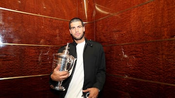 NEW YORK, NEW YORK - SEPTEMBER 08: US Open 2025 Champion Carlos Alcaraz of Spain poses for a photo at the Rockefeller Center with the Men's Singles trophy following his victory over Jannik Sinner of Italy in the Men's Singles Final on September 08, 2025 in New York City. Clive Brunskill/Getty Images/AFP (Photo by CLIVE BRUNSKILL / GETTY IMAGES NORTH AMERICA / Getty Images via AFP)