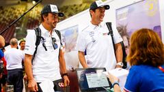 Alonso y Coma durante las verificaciones del Dakar en Arabia Saud&iacute;.