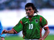 El llamado ‘Diablo’ sufrió en 1993 de ruptura de ligamentos cruzados cuando jugaba en Colo Colo. A pesar de que logró recuperarse para llegar al Mundial de Estados Unidos 1994, su rendimiento ya no fue el mismo después de aquel pasaje.