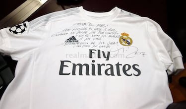 Arbeloa gifts Florentino signed shirt with dedication