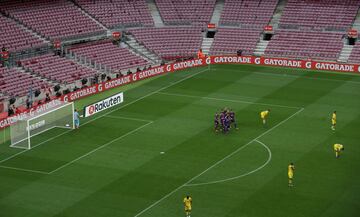 Messi celebra el 2-0 con el resto del equipo. 