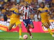 Tigres' Brazilian midfielder #23 Romulo Zwarg, San Luis' Brazilian forward #09 Joao Pedro and Tigres' Brazilian defender #02 Joaquim Henrique fight for the ball during the Liga MX Apertura tournament football match between Tigres and San Luis at the UANL University Stadium in San Nicolas de los Garza, Nuevo Leon State, Mexico on November 8, 2025. (Photo by Julio Cesar AGUILAR / AFP)