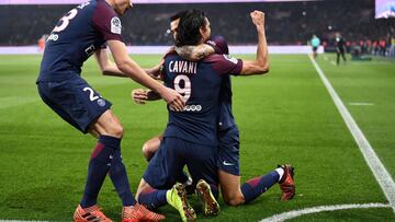 Paris Saint-Germain&#039;s Uruguayan forward Edinson Cavani (C-bottom) celebrates with Paris Saint-Germain&#039;s German midfielder Julian Draxler (L) and Paris Saint-Germain&#039;s Argentinian midfielder Angel Di Maria after scoring a goal during the French L1 football match between Paris Saint-Germain (PSG) and Nice (OGC Nice) on October 27, 2017, at the Parc des Princes stadium in Paris. / AFP PHOTO / FRANCK FIFE