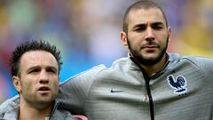 Esta foto de archivo tomada el 30 de junio de 2014 muestra al mediocampista francés Mathieu Valbuena (izq.) Y al delantero francés Karim Benzema escuchando el himno nacional francés antes del partido de octavos de final entre Francia y Nigeria en el Estad