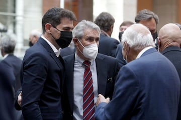 Iker Casillas y Santillana conversan durante el homenaje a la Quinta del Buitre. 