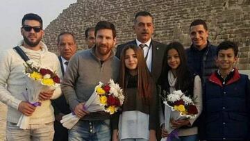 Messi posa ante las Pir&aacute;mides, con su gu&iacute;a Zahi Hawass