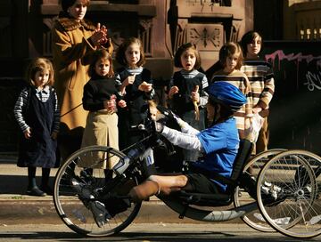 Un grupo de seguidores animan en Williamsburg neighborhood de Brooklyn durante la Maratón de 2004.
