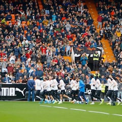 9.000 aficionados se funden con el Valencia en el entrenamiento
