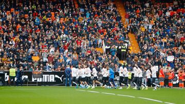 Los jugadores del Valencia, en Mestalla.