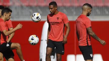 Fernando, en el centro, entrenándose.