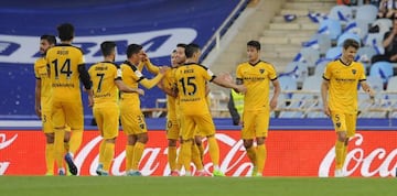 Los jugadores del Málaga celebran un gol