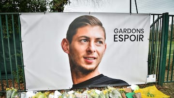 (FILES) In this file photo taken on January 24, 2019 flowers are laid under a portrait of Argentinian forward Emiliano Sala at the FC Nantes training centre La Joneliere in La Chapelle-sur-Erdre, western France. - Sala felt under "a lot of pressure" to complete a transfer to the Premier League shortly before he died in a plane crash as he headed to his new club, an inquest heard on February 15, 2022. (Photo by LOIC VENANCE / AFP)