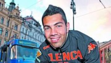 Miku, posando en Valencia.