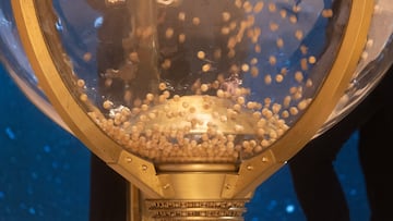 Preparación del bombo antes de la celebración del Sorteo Extraordinario de la Lotería de Navidad 2024.