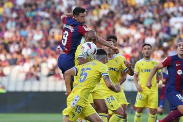 Duelo aéreo entre Lewandowski y Fali.