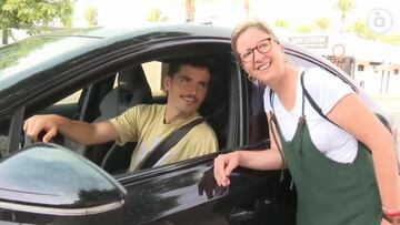 Hugo Guillamón, con una aficionada.