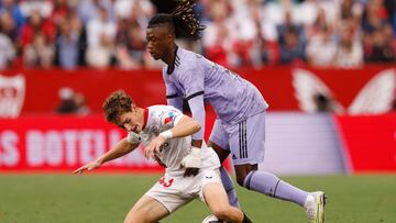 Eduardo Camavinga pelea un balón con Manuel Bueno durante el Sevilla-Real Madrid.