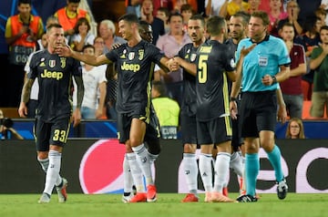 La desolación de Cristiano Ronaldo tras ver la tarjeta roja. 