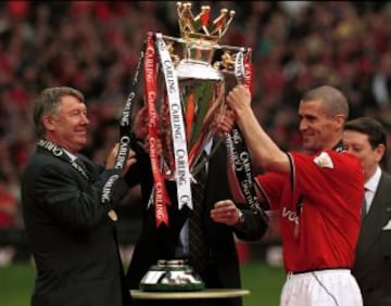 05 de mayo 2001: Sir Alex Ferguson y Roy Keane con el Trofeo de la FA Carling Premiership después del partido entre el Manchester United y el Derby County en Old Trafford.