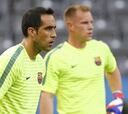 Claudio Bravo mira de reojo como Ter Stegen otra vez se suma antes a Barcelona