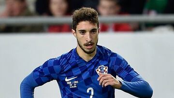 Vrsaljko conduce el bal&oacute;n durante el partido que jug&oacute; con su selecci&oacute;n contra Hungr&iacute;a.