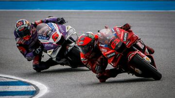 Johann Zarco pilota por detr¨¢s de Bagnaia en el GP de Indonesia.