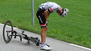 Tom Dumoulin se duele de su brazo izquierdo tras la ca&iacute;da que sufri&oacute; ayer en el Tour de Francia.