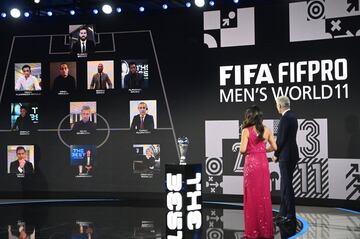 Premio al mejor once masculino FIFA FIFPRO 2020.
Alisson, Alexander-Arnold, Van Dijk, Sergio Ramos, Davies; Kimmich, De Bruyne, Thiago Alcantara, Messi, Lewandowski y Cristiano Ronaldo.