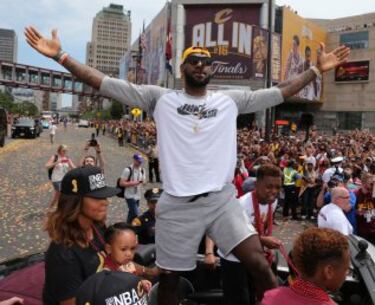 Lebron James celebrando en Cleveland el campeonato conseguido ante los Golden State Warriors.