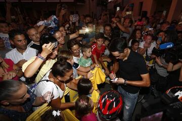 Alberto Contador firma autógrafos a los aficionados tras el homenaje en Pinto.